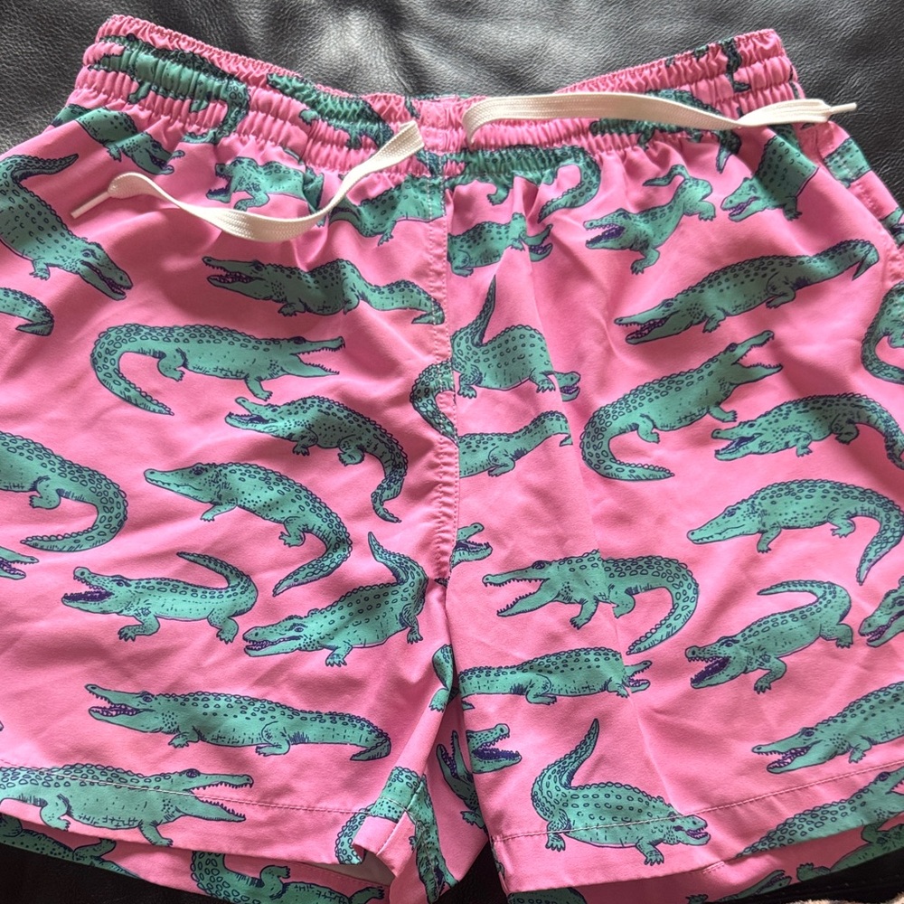 Chubbies Pink Swim Trunks with Green Alligator Print. 5.5 inseam